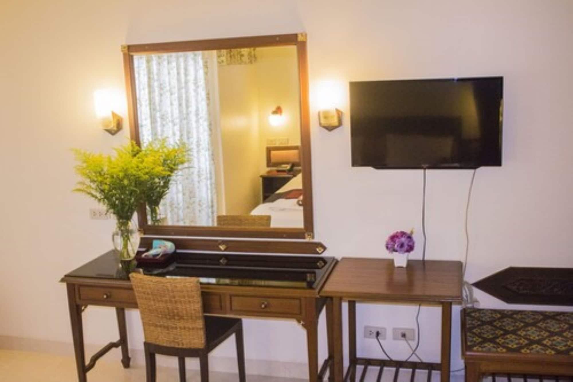 People Place Boutique In Town Hotel - Sha Extra Plus Chiang Mai Bagian luar foto